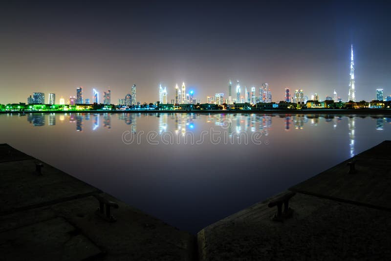 Skyline do centro de Dubai da noite surpreendente, Dubai, Emiratos Árabes Unidos fotografia de stock royalty free Skyline do centro de Dubai da noite surpreendente, Dubai, Emiratos Árabes Unidos fotografia de stock royalty free
