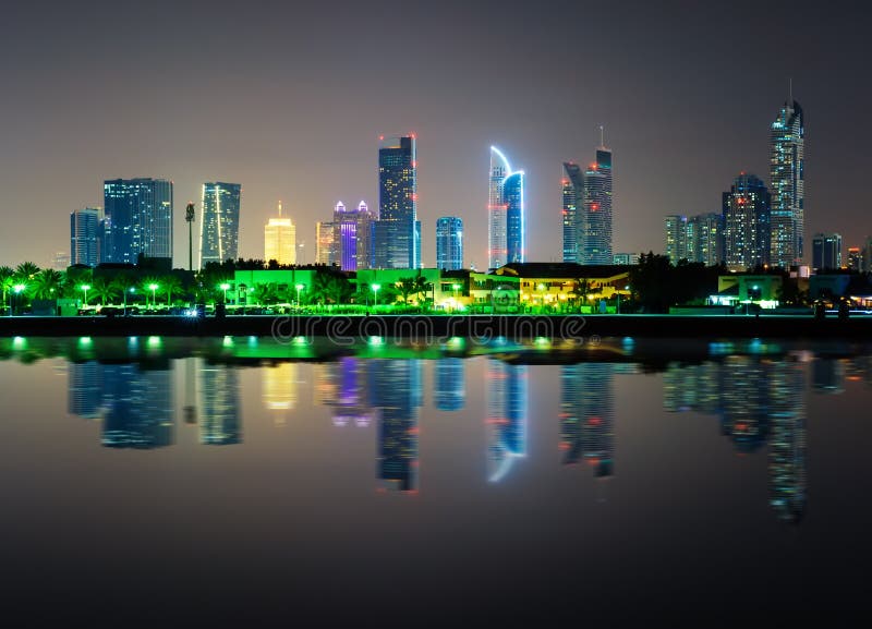 Skyline do centro de Dubai da noite surpreendente, Dubai, Emiratos Árabes Unidos fotografia de stock royalty free Skyline do centro de Dubai da noite surpreendente, Dubai, Emiratos Árabes Unidos fotografia de stock royalty free