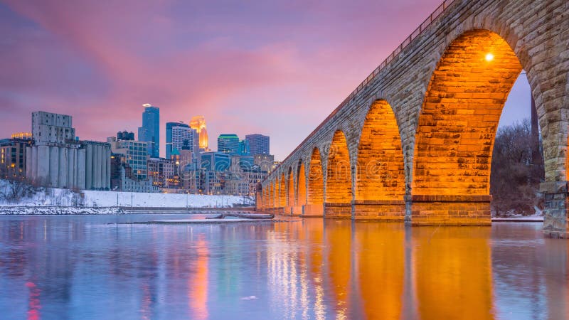 Skyline do centro de Minneapolis em Minnesota, EUA fotos de stock Skyline do centro de Minneapolis em Minnesota, EUA fotos de stock
