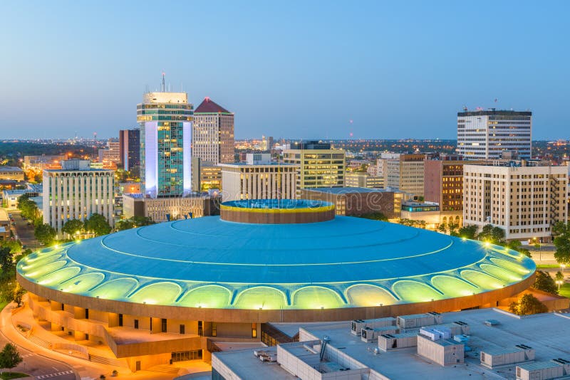 Skyline do centro de Wichita, Kansas, EUA imagens de stock royalty free Skyline do centro de Wichita, Kansas, EUA imagens de stock royalty free