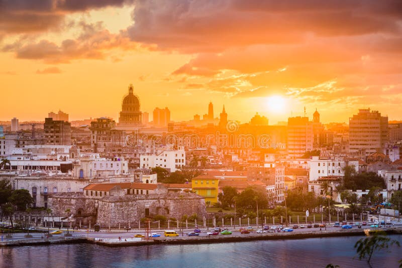 Havana, Cuba, horizonte ao pôr do sol no centro da cidade foto de stock