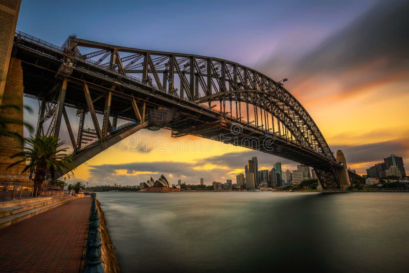 Skyline do por do sol de Sydney do centro com ponte do porto, NSW, Aus imagens de stock Skyline do por do sol de Sydney do centro com ponte do porto, NSW, Aus imagens de stock