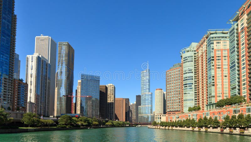 Skyline do rio de Chicago imagem de stock Skyline do rio de Chicago imagem de stock