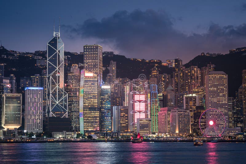 Skyline Hong Kong City au crépuscule depuis le port de Hong Kong photos libres de droits Skyline Hong Kong City au crépuscule depuis le port de Hong Kong photos libres de droits