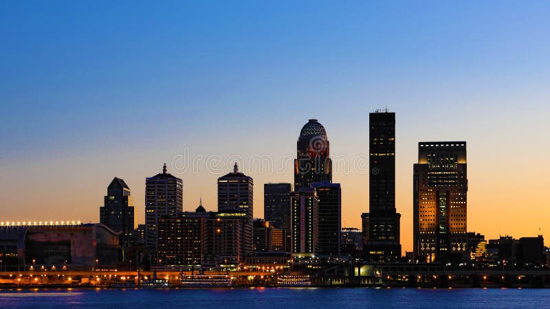 Skyline Louisvilles, Kentucky bei Sonnenuntergang stockbild Skyline Louisvilles, Kentucky bei Sonnenuntergang stockbild