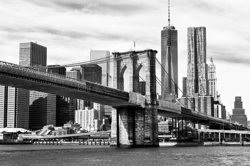 Skyline preto e branco de New York foto de stock Skyline preto e branco de New York foto de stock