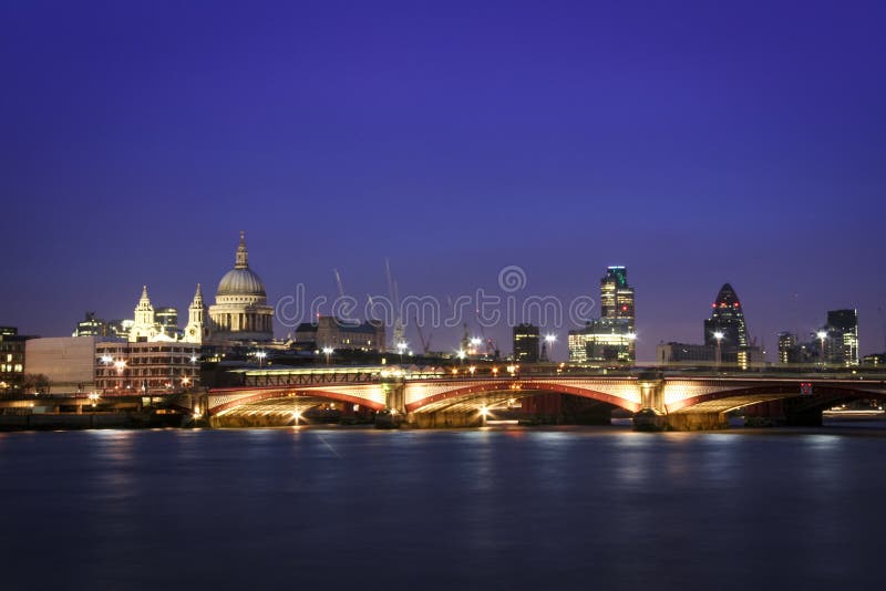 Skyline Reino Unido da arquitectura da cidade da noite de Londres fotografia de stock royalty free Skyline Reino Unido da arquitectura da cidade da noite de Londres fotografia de stock royalty free