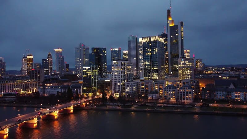 Skyline von Frankfurt Deutschland mit Finanzbezirk an der Nachtvogelperspektive stock video