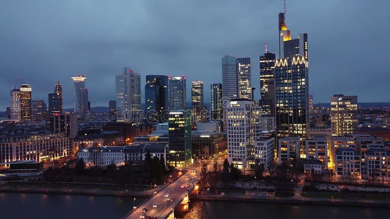 Skyline von Frankfurt Deutschland mit Finanzbezirk Nacht stock video