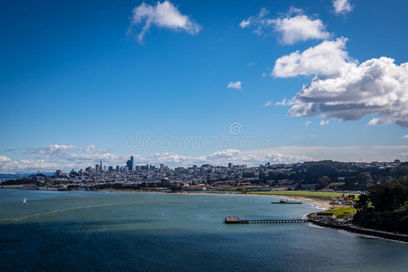 Skyline von San Francisco, einschließlich Crissy-Feld und einige sehr während Wolken links oben stockfotografie Skyline von San Francisco, einschließlich Crissy-Feld und einige sehr während Wolken links oben stockfotografie
