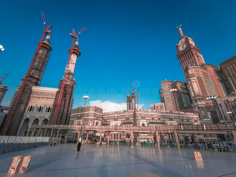 Skyline z abraj al bait królewska wieża zegarowa makkah tuż obok makkah saudi arabia. obraz stock