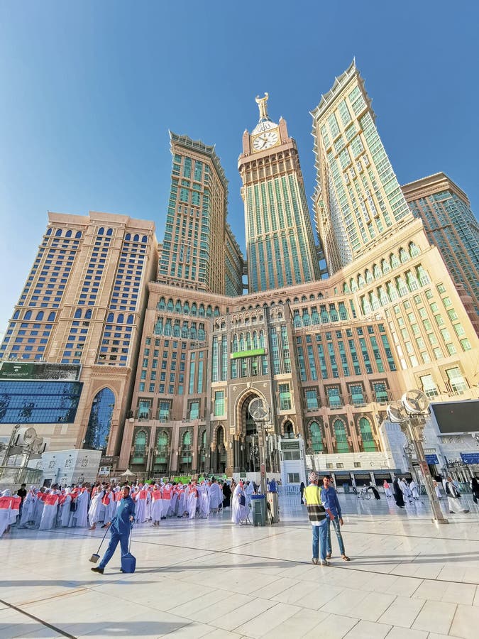 Skyline z abraj al bait royal zegar makkah znany również jako zamzam tower w zdjęcia stock