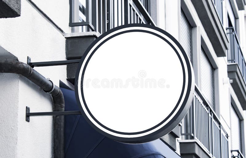 Skyltmodellen och den tomma ramen för mall för logo eller text på den yttre gatan som annonserar staden, shoppar bakgrund, modern royaltyfria bilder Skyltmodellen och den tomma ramen för mall för logo eller text på den yttre gatan som annonserar staden, shoppar bakgrund, modern royaltyfria bilder