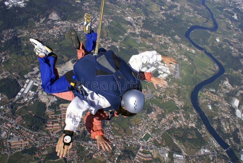 Salto de paraquedas em tandem silhueta de paraquedista voando no