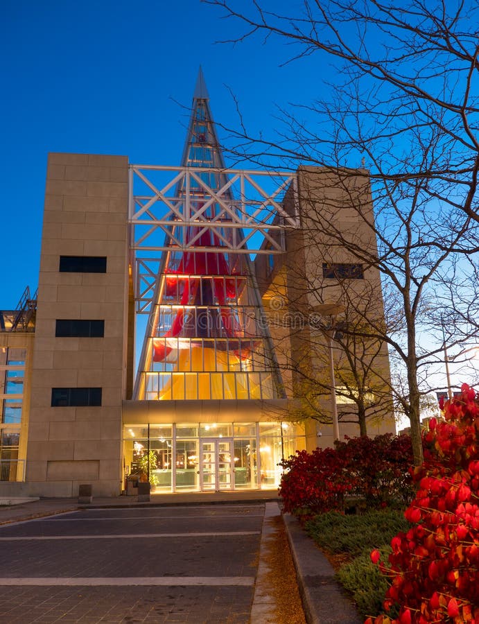 Skymningsikt av byggnaden för John G Diefenbaker i Ottawa, Onta