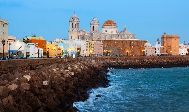 Skymningsikten av domkyrkan och havet seglar utmed kusten i Cadiz fotografering för bildbyråer Skymningsikten av domkyrkan och havet seglar utmed kusten i Cadiz fotografering för bildbyråer