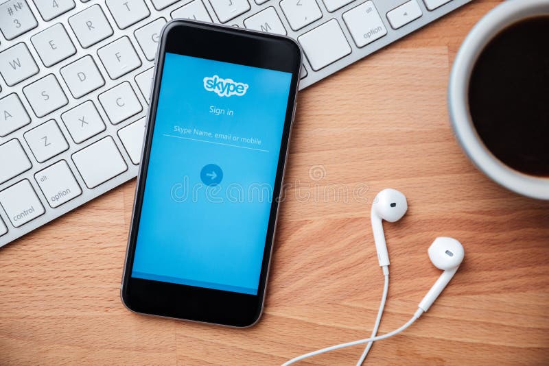 Skype är applikationen som ger textpratstundvideoen och appeller arkivbilder Skype är applikationen som ger textpratstundvideoen och appeller arkivbilder