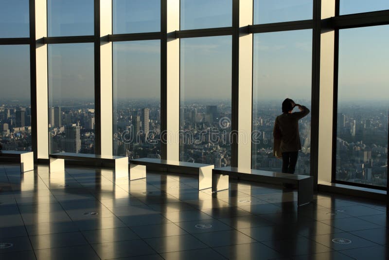 Žena pri pohľade z mrakodrapu v Tokiu.