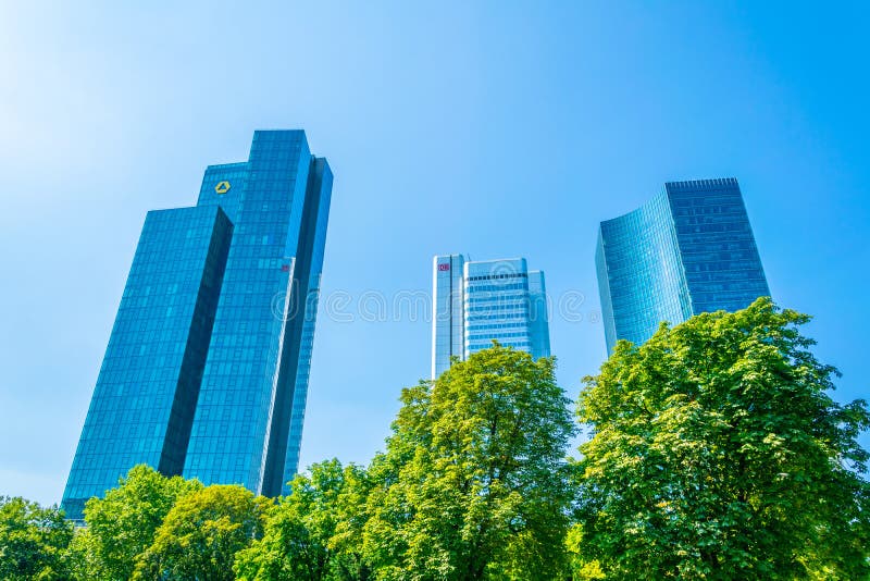 Skyscrapers in het financiële centrum van frankfurt duitsland stock afbeeldingen