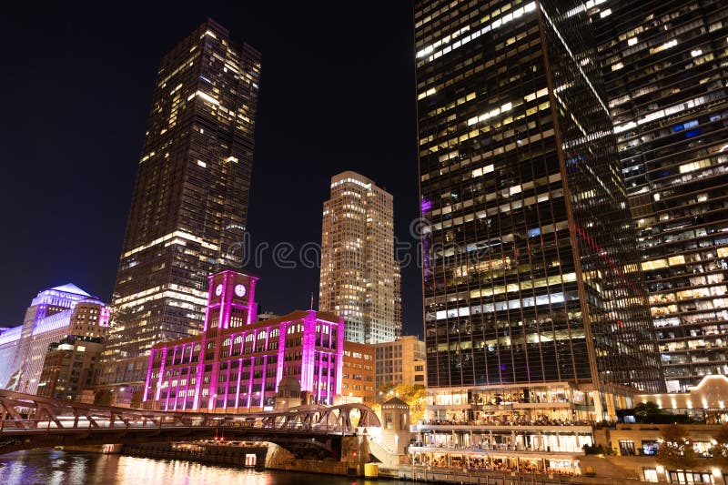 Skyskrapa. nattstad i Chicago. affärsort. nattlandskap i chicago skyskraper-byggnad. chicago fotografering för bildbyråer