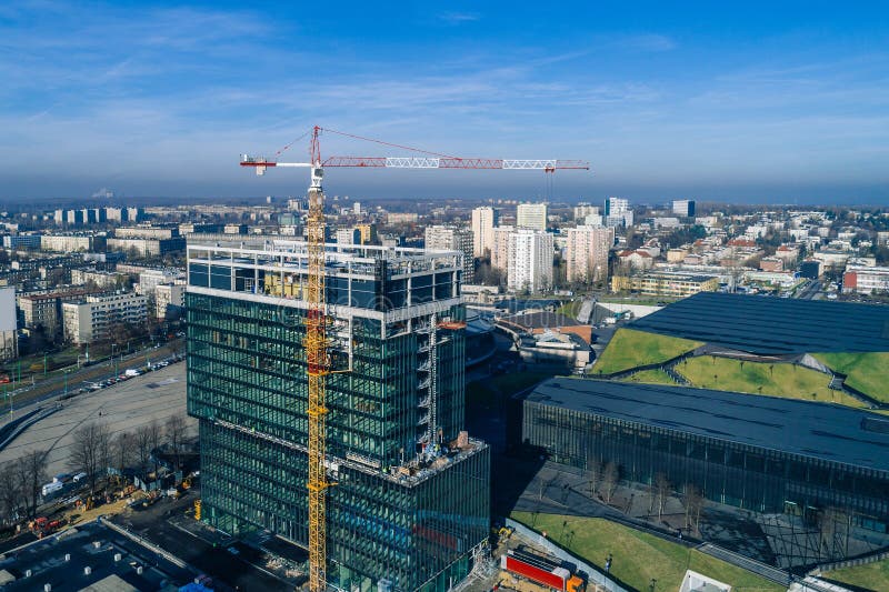 Skyskrapakonstruktion med den arbetande kranen royaltyfri foto Skyskrapakonstruktion med den arbetande kranen royaltyfri foto