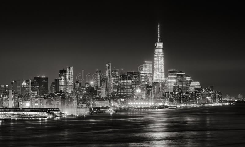 Skyskrapor av New York City det finansiella området som är upplyst på natten royaltyfri fotografi Skyskrapor av New York City det finansiella området som är upplyst på natten royaltyfri fotografi