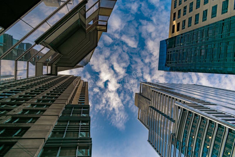 Skyskrapor i i stadens centrum Chicago som ser upp in mot himlen med moln arkivbild Skyskrapor i i stadens centrum Chicago som ser upp in mot himlen med moln arkivbild