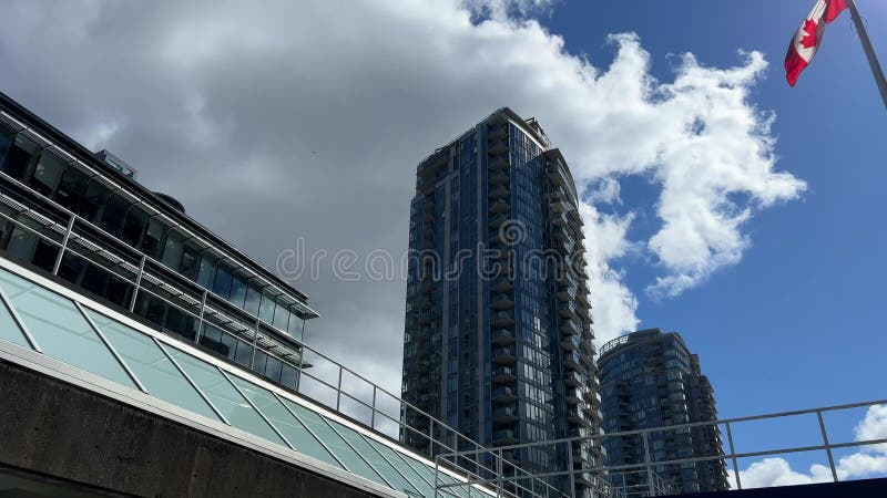 Skytrain stop in vancouver stadion chinatown station mensen betreden de skytrein blauwe hemel met wolken wolkenkrabbers onder de v