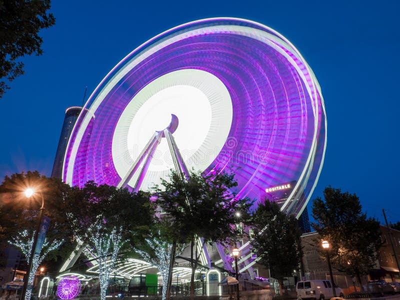 Skyview Atlanta Ferris Wheel nel moto Atlanta, GA immagine stock libera da diritti Skyview Atlanta Ferris Wheel nel moto Atlanta, GA immagine stock libera da diritti