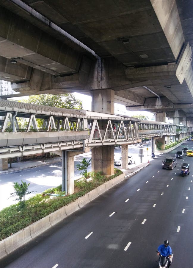 Skywalk sous la manière exprès à la 6ème route Bangkok de Rama images stock Skywalk sous la manière exprès à la 6ème route Bangkok de Rama images stock