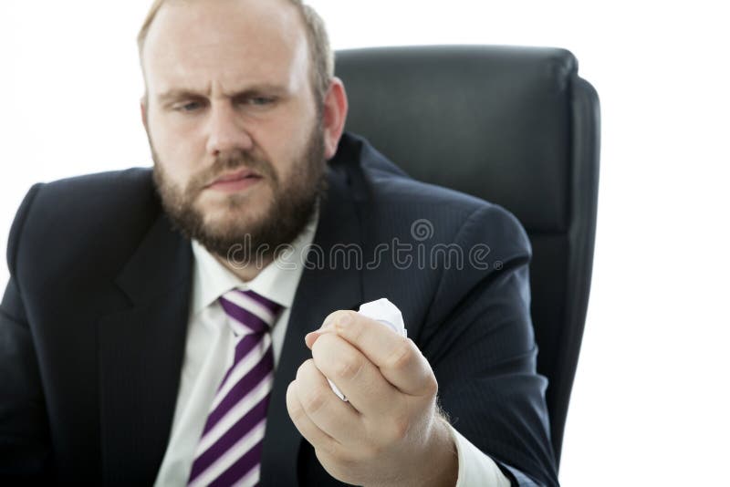 Skäggaffärsmannen skrynklar arket av papper arkivbild Skäggaffärsmannen skrynklar arket av papper arkivbild