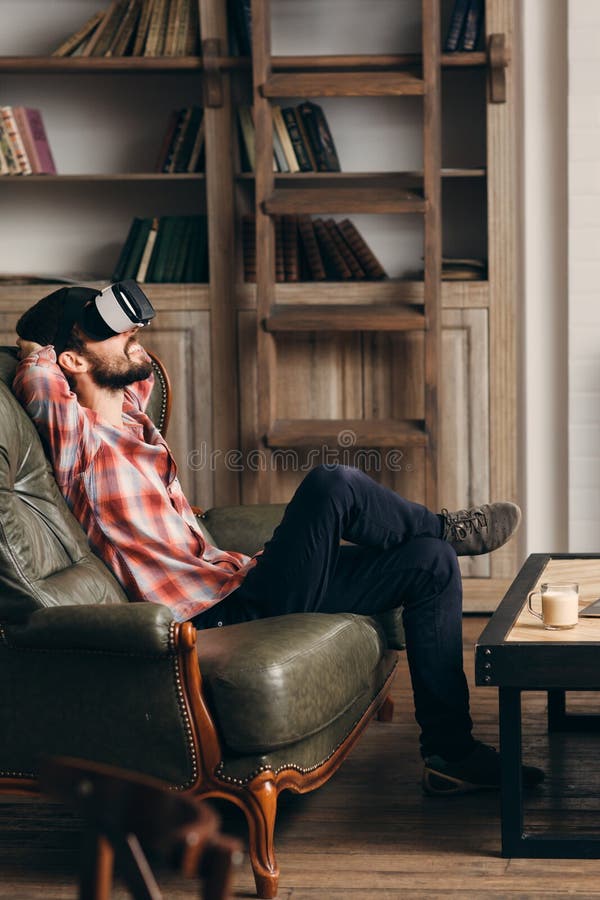 Skäggig man för barn som tycker om virtuell verklighetexponeringsglas royaltyfri fotografi Skäggig man för barn som tycker om virtuell verklighetexponeringsglas royaltyfri fotografi