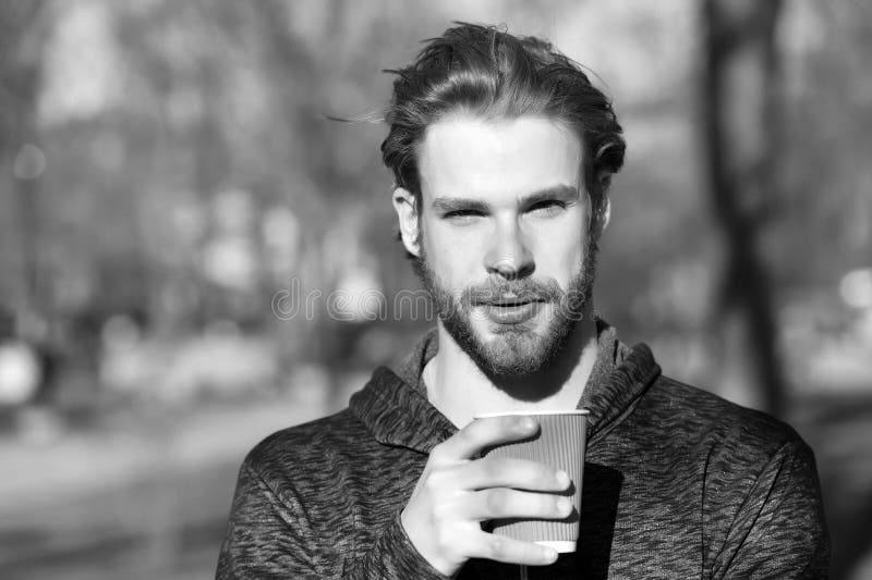 Skäggig man med den takeaway drinken på ny luft Parkerar den disponibla kaffekoppen för den macho hållen i soligt Kaffe- eller te arkivfoton Skäggig man med den takeaway drinken på ny luft Parkerar den disponibla kaffekoppen för den macho hållen i soligt Kaffe- eller te arkivfoton