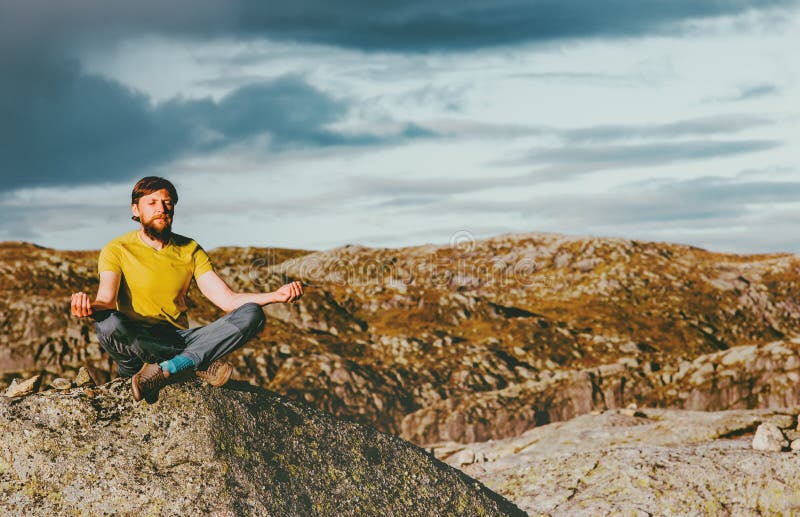 Skäggig man som mediterar yoga i berg arkivfoto Skäggig man som mediterar yoga i berg arkivfoto