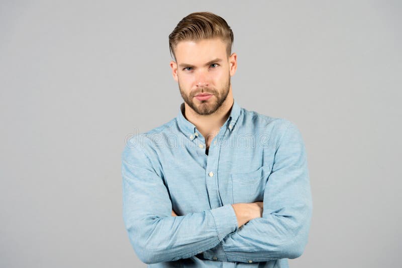 Skäggiga manuppehällearmar korsade på grå bakgrund Macho med den allvarliga framsidan Tröttat efter dagligt arbete Kontorsklännin fotografering för bildbyråer Skäggiga manuppehällearmar korsade på grå bakgrund Macho med den allvarliga framsidan Tröttat efter dagligt arbete Kontorsklännin fotografering för bildbyråer