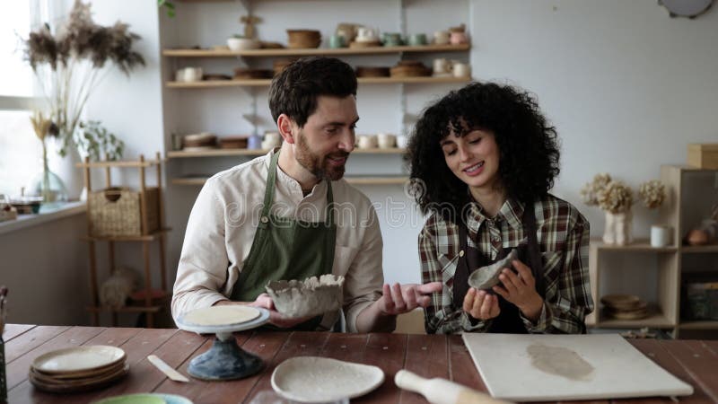 Skägnad man och kvinna som skulpterar pottery i konststudio lager videofilmer