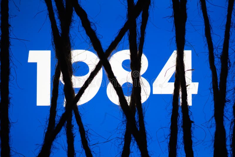 Skärm som slås in och binds stramt med det grova repet Begrepp av censur på sociala nätverk totalitarianism diktatur fotografering för bildbyråer Skärm som slås in och binds stramt med det grova repet Begrepp av censur på sociala nätverk totalitarianism diktatur fotografering för bildbyråer