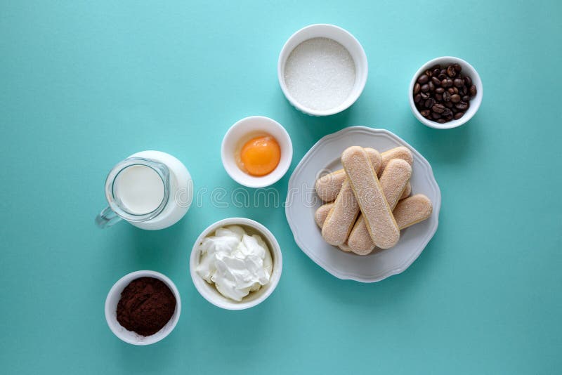 Składniki dla kulinarnego tiramisu: gąbka dotyka ciastka Savoiardi, Ladyfinger, ciastko, mascarpone, śmietanka, cukier, kakao, ka fotografia royalty free Składniki dla kulinarnego tiramisu: gąbka dotyka ciastka Savoiardi, Ladyfinger, ciastko, mascarpone, śmietanka, cukier, kakao, ka fotografia royalty free