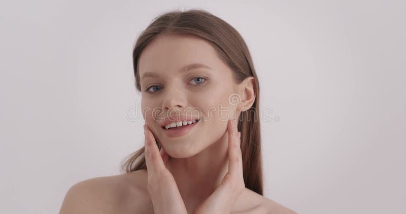 Skönhet. Graviditet: kvinnlig beröring av friskt mjukt skinn stock video