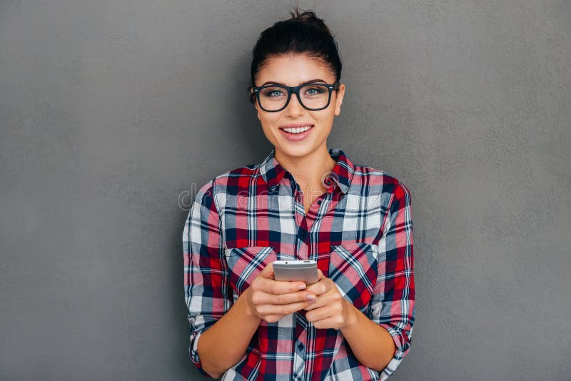 Skönhet med den smarta telefonen arkivfoton Skönhet med den smarta telefonen arkivfoton