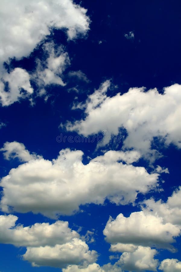 Blå himmel och vackra vita moln royaltyfri fotografi