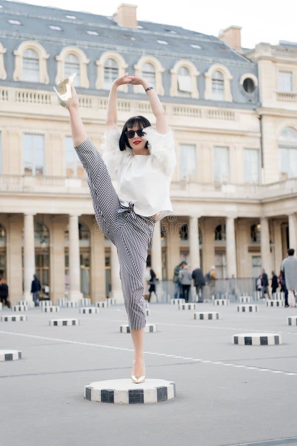 Skönhetflicka med glamourblick Sinnlig kvinna med brunetthår Kvinnan poserar på skor för den höga hälet i paris, Frankrike Modemo arkivbilder Skönhetflicka med glamourblick Sinnlig kvinna med brunetthår Kvinnan poserar på skor för den höga hälet i paris, Frankrike Modemo arkivbilder