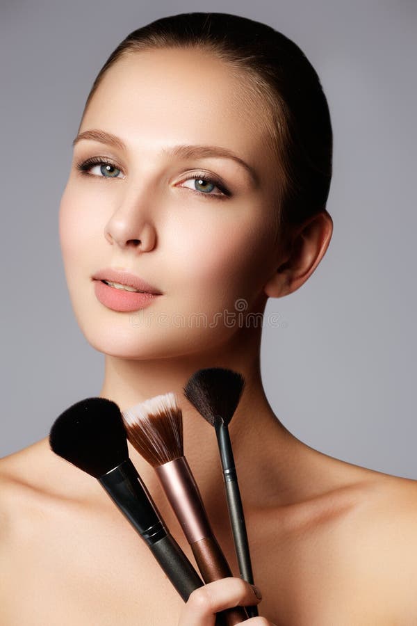 Skönhetflicka med makeupborstar Naturligt smink för brunetten Wo arkivbild Skönhetflicka med makeupborstar Naturligt smink för brunetten Wo arkivbild