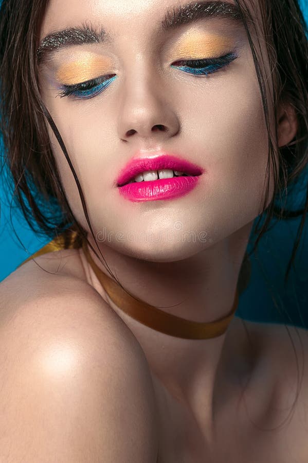 Skönhetflickastående med livlig makeup Dana kvinnaståendeslutet upp på blå bakgrund Ljust färgar Manikyrsmink rökigt royaltyfria foton Skönhetflickastående med livlig makeup Dana kvinnaståendeslutet upp på blå bakgrund Ljust färgar Manikyrsmink rökigt royaltyfria foton