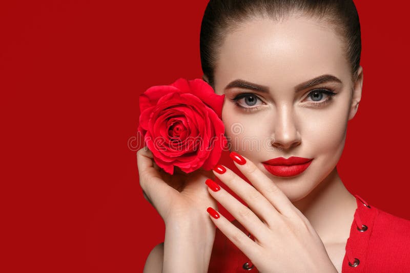 Skönhetkvinna med hår och kanter för rosa blomma härligt lockigt arkivfoto