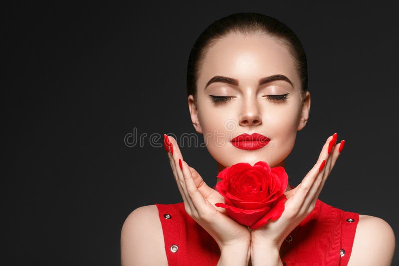 Skönhetkvinna med hår och kanter för rosa blomma härligt lockigt royaltyfri bild