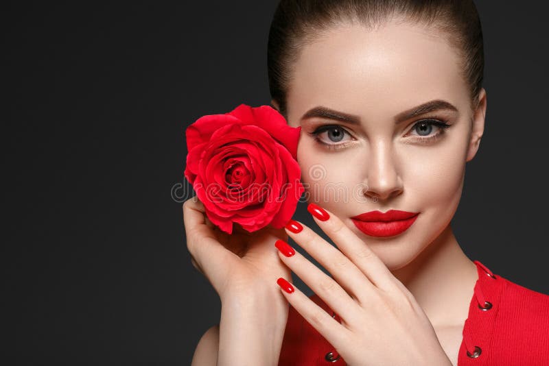 Skönhetkvinna med hår och kanter för rosa blomma härligt lockigt royaltyfri foto