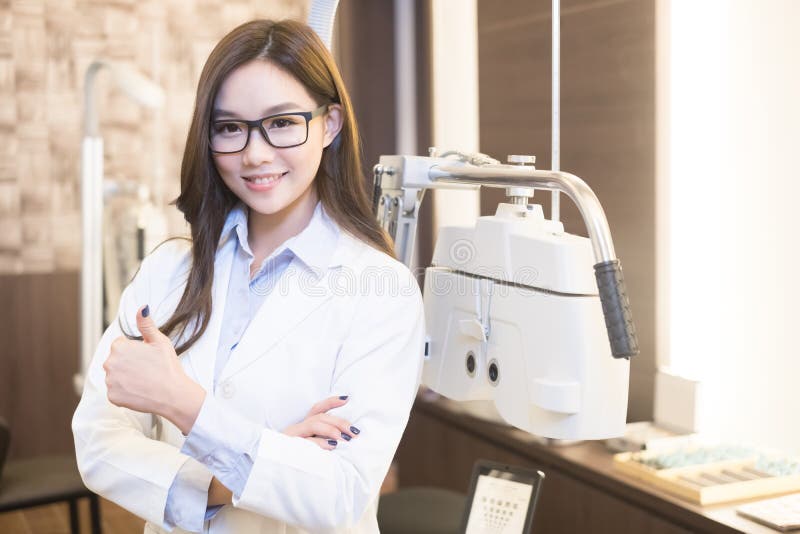 Skönhetkvinnaoptometriker royaltyfri foto Skönhetkvinnaoptometriker royaltyfri foto