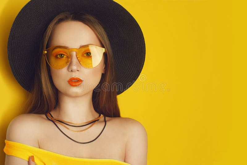 Skönhetmodell med orange yrkesmässig blicktillbehör Modekvinna med långt rakt hår Trenden utgör Orange bakgrund royaltyfri foto Skönhetmodell med orange yrkesmässig blicktillbehör Modekvinna med långt rakt hår Trenden utgör Orange bakgrund royaltyfri foto