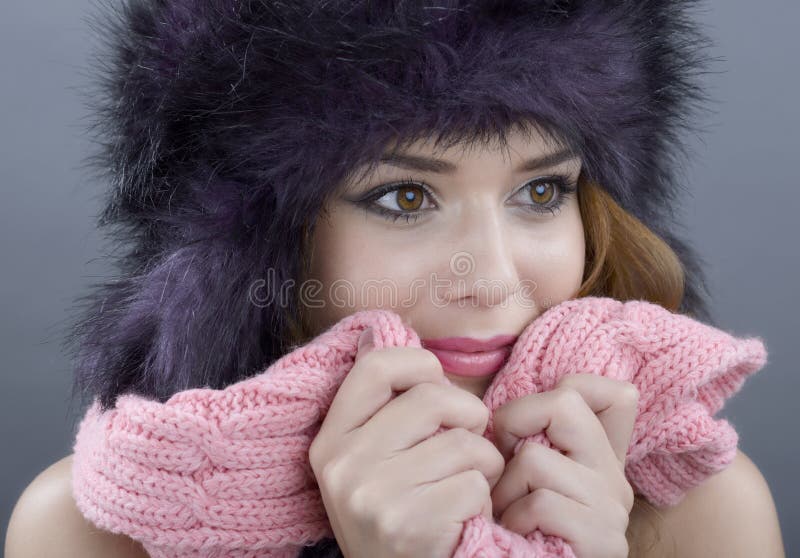 Skönhetmodemodell Girl i en pälshatt. Härlig stilfull kvinna arkivfoto Skönhetmodemodell Girl i en pälshatt. Härlig stilfull kvinna arkivfoto